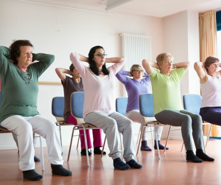 Senioren machen Yoga auf dem Stuhl